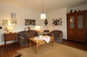 Deluxe Apartment, 2 Bedrooms | Living room