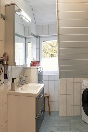 Classic Apartment, 3 Bedrooms | Bathroom | Shower, hair dryer