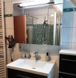 Appartement Confort, 2 chambres | Salle de bain | Douche, séchoir à cheveux