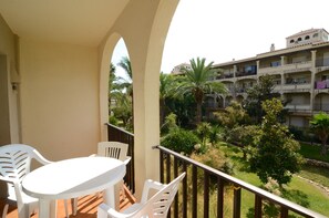 Outdoor dining - Apartment in Estartit With Terrace (Torroella de Montgrí)