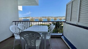 Departamento Confort, 4 habitaciones | Restaurante al aire libre