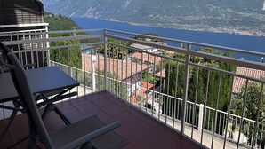 Ein Balkon mit Blick auf einen See und Berge.