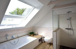Shower, hair dryer, towels - Holiday apartment with 2 bedrooms (Großefehn)