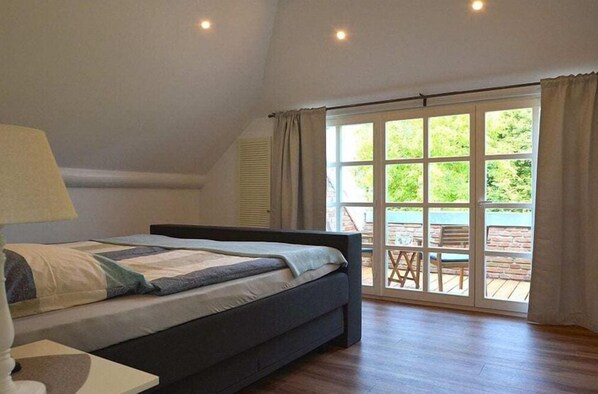 2 slaapkamers, een strijkplank/strijkijzer, reisbedje, gratis wifi