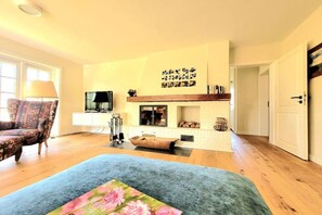 Smart TV, chimenea, libros