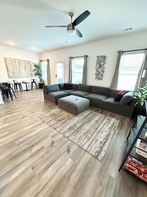 Smart TV - Luxury Townhouse- RelaxingModernDesign  (Huntsville)