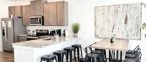 Kjøleskap, mikrobølgeovn, ovn og kokeplater