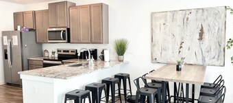 Comfort & Convenience: Garage, TV, and Fast WiFi