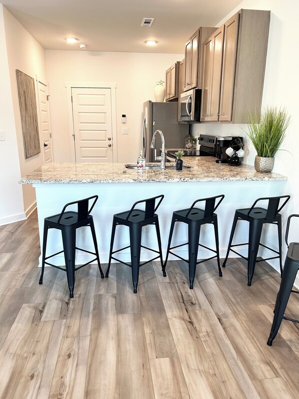 冷蔵庫、電子レンジ、オーブン、コンロ