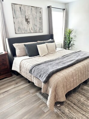 3 bedrooms, desk, iron/ironing board, free WiFi - Luxury Townhouse- RelaxingModernDesign  (Huntsville)