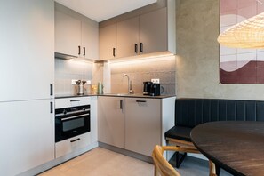 Kylskåp, mikrov�ågsugn, spishäll och diskmaskin