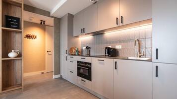 Een koelkast, een magnetron, een kookplaat, een vaatwasser