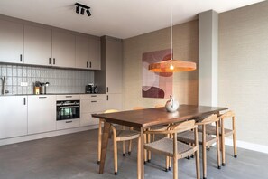 Fridge, microwave, stovetop, dishwasher - Spacious apartment in Den Haag with view (Den Haag)