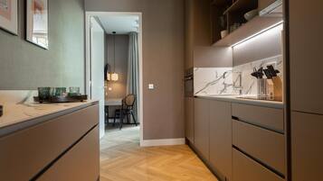 Een koelkast, een magnetron, een kookplaat, een vaatwasser