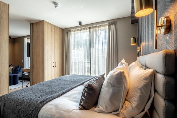 Escriptori, planxa i posts de planxar i wifi gratuïta