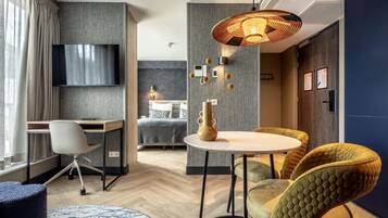 Escritorio, tabla de planchar con plancha y wifi gratis