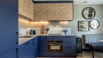 Een koelkast, een magnetron, een kookplaat, een vaatwasser