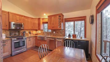 Signature Cabin, 2 Bedrooms, Mountain View, Mountainside | Makan dalam bilik