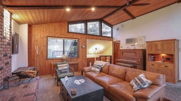Signature Cabin, 2 Bedrooms, Mountain View, Mountainside | Living room