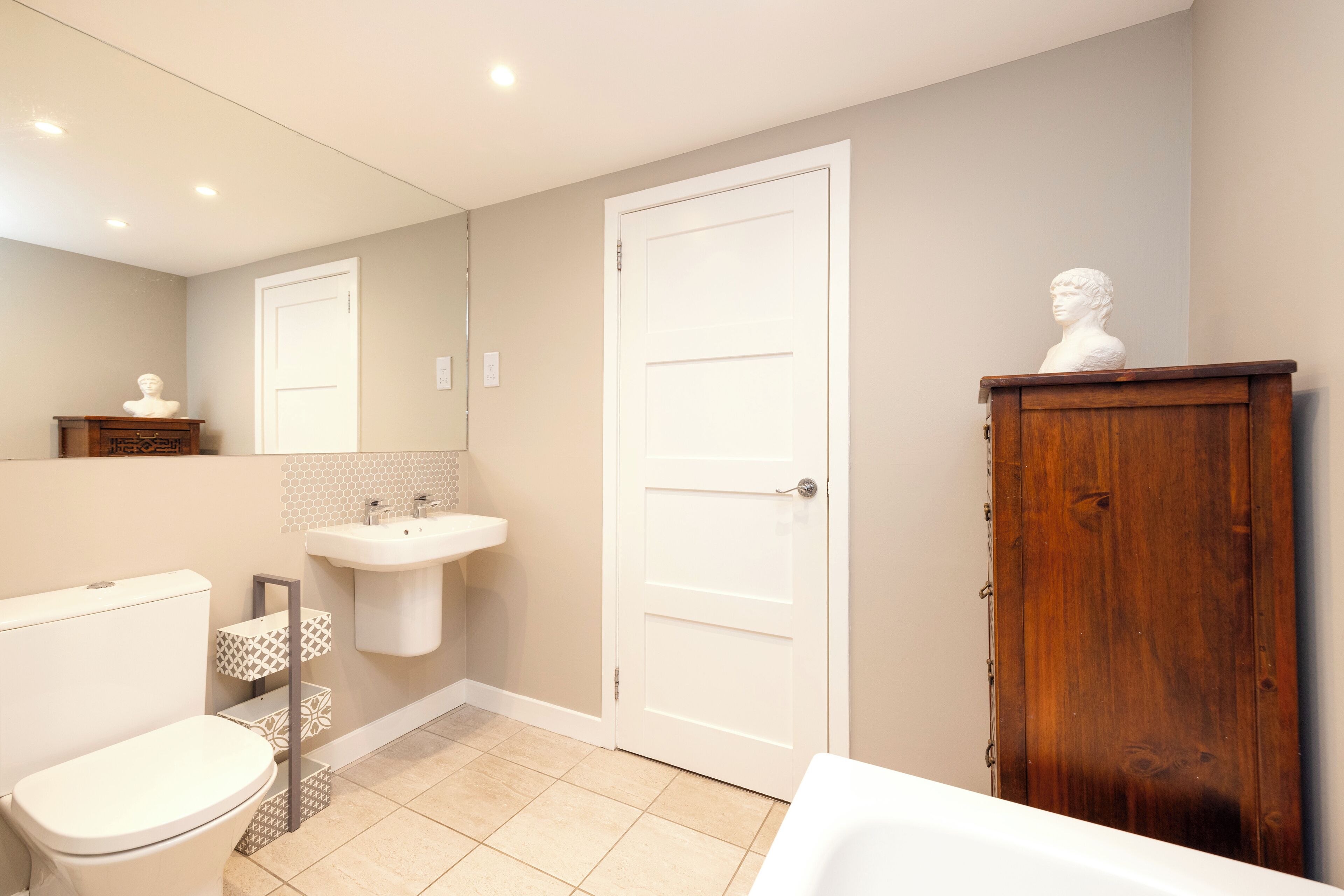 A bathroom with a toilet, sink, and bathtub.
