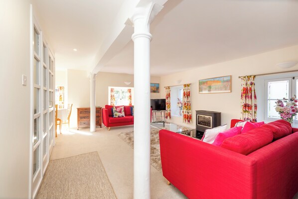 アパートメント | リビング エリア | スマートテレビ、暖炉