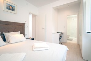 2 chambres, bureau, fer et planche à repasser, accès au Wi-Fi (inclus)