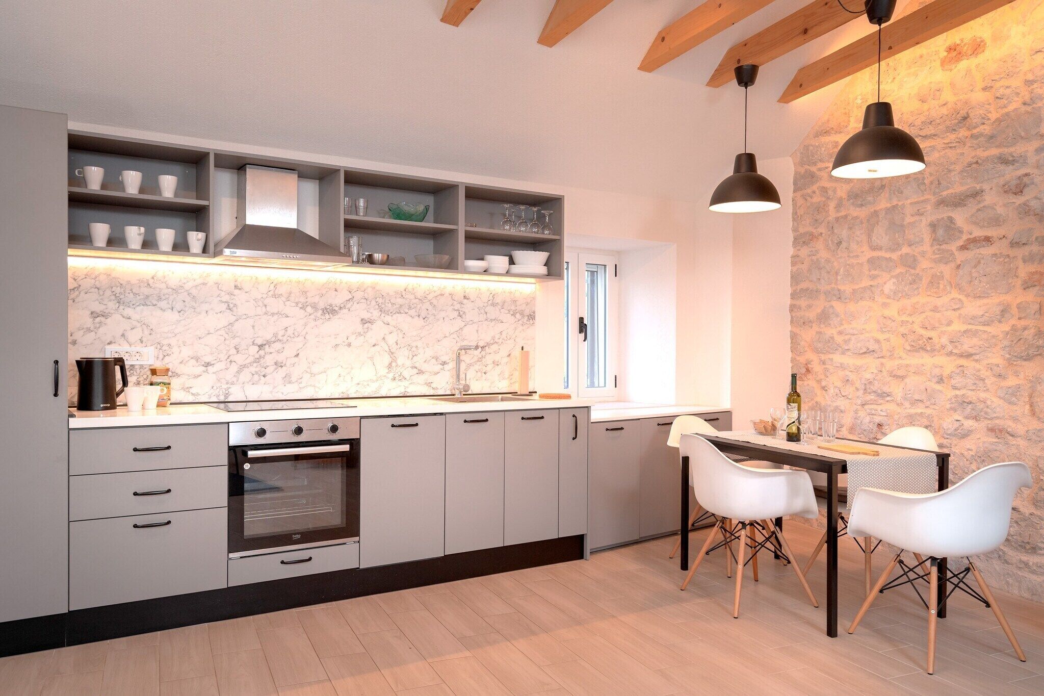 Frigorifero, microonde, forno, piano cottura