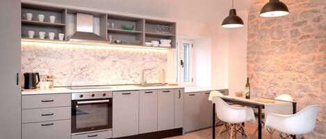 雪櫃、微波爐、焗爐、爐具