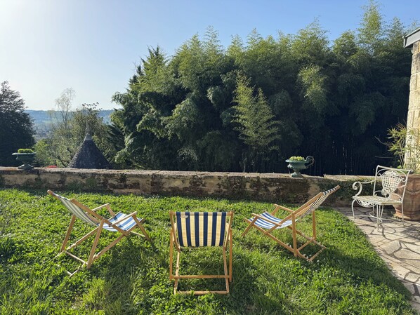 Property grounds - L'Esprit d'Autrefois - authentic guest house (Cublac)