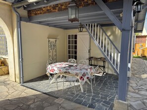 Outdoor dining - L'Esprit d'Autrefois - authentic guest house (Cublac)