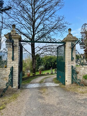 Property grounds - L'Esprit d'Autrefois - authentic guest house (Cublac)