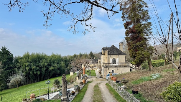 A stone building with a paved driveway leading to it, surrounded by greenery and trees. - L'Esprit d'Autrefois - authentic guest house (Cublac)