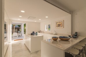 Een koelkast, een microgolfoven, een oven, een kookplaat