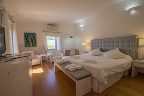 8 bedrooms, desk, iron/ironing board, travel crib