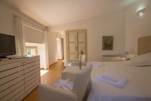 8 bedrooms, iron/ironing board, Internet