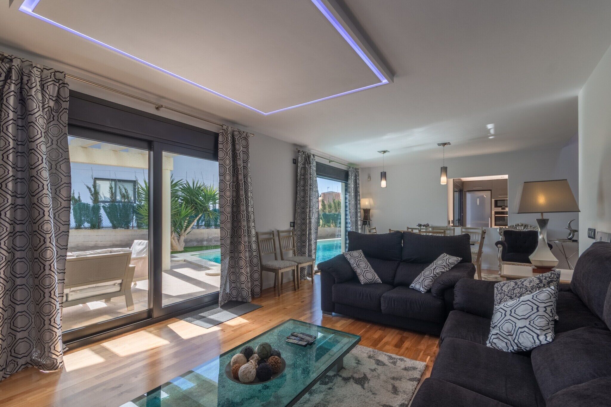 TV connectée, cheminée, lecteur de DVD