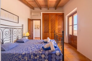 4 habitaciones, tabla de planchar con plancha y acceso a internet