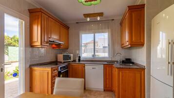 Geladeira, micro-ondas, fogĂŁo, cooktop