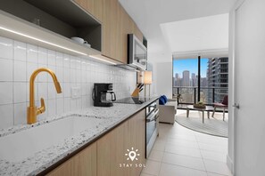 Kjøleskap, mikrobølgeovn, ovn og kokeplater