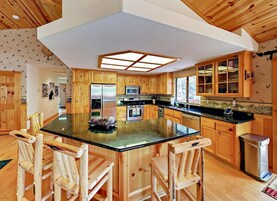 Kabin Khas, 3 kamar tidur, perapian, pemandangan gunung | Makan di kamar