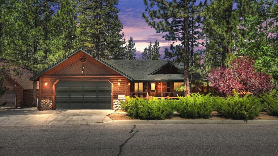 Teakwood Cozy Wood Cabin with Fireplace