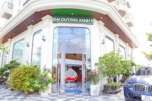 A hotel entrance with a sign reading "DAI DUONG XANH K". - Blue Ocean Hotel Phan Thiet - BAY LUXURY (Phu Thuy)