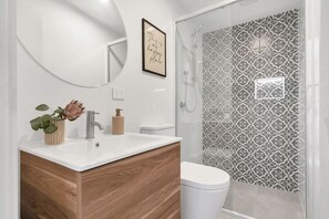 Douche, sèche-cheveux, serviettes fournies