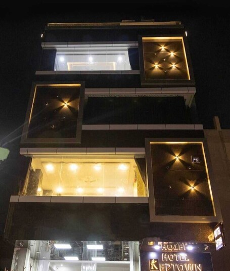 Fachada de la propiedad por la tarde o noche