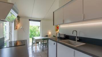 Een koelkast, een magnetron, een oven, een kookplaat