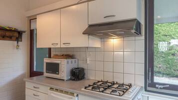 KĂŒhlschrank, Mikrowelle, Herdplatte, GeschirrspĂŒler