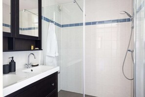 Shower - Villa in Andijk with South-Facing Garden (Andijk)