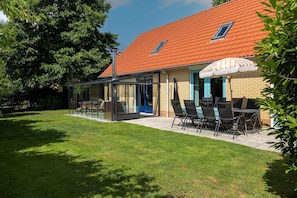 Outdoor dining - Villa in Andijk with South-Facing Garden (Andijk)