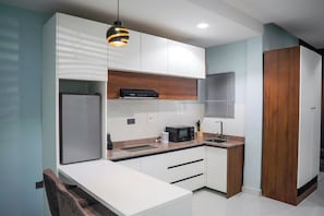 Appartement Économique, balcon, vue ville | Cuisine privée | Réfrigérateur, micro-ondes, four, plaque de cuisson