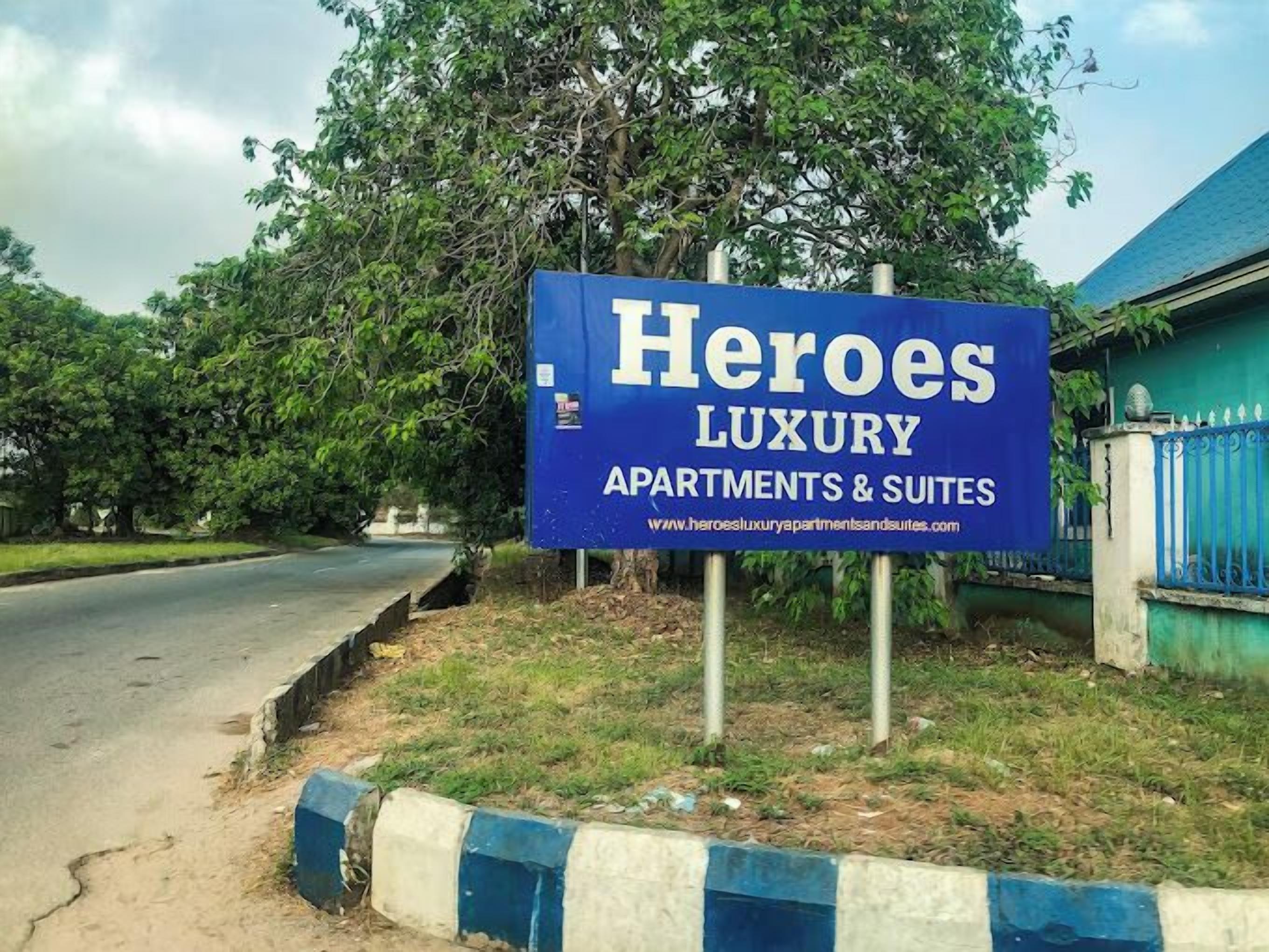Schild für 'Heroes Luxury Apartments & Suites' mit einer Webseite-URL.